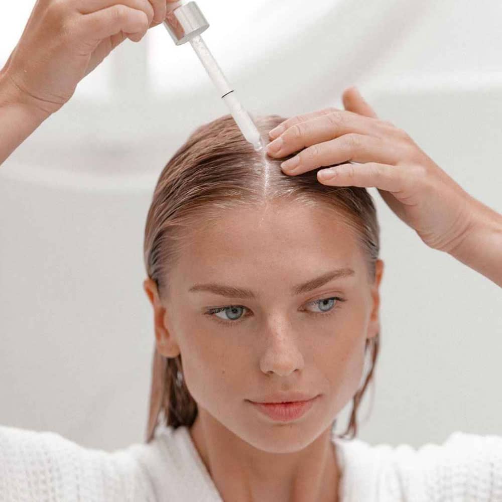 דוגמנית מדגימה שימוש בסרום לקרקפת מסדרת נוטריטיב